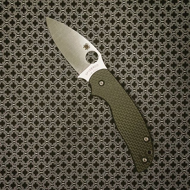 Spyderco Sage 5 Carbon Fiber Pin C123CFPCL.  Black and grey handle looks really good in the palm of your hand. S30V steel.

#spyderco #spydercoknives #Sage5 #carbonfiber
