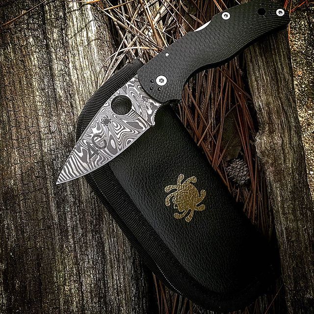 The Spyderco Native 5 40th Anniversary Plain Edge SPC41CF40TH. Has a Damascus blade and a carbon fiber handle. Comes with a soft leather case. 
#sypderco #spydercoknives #native5 #40thanniversary #spc41cf40th #damascus #blade #carbon #fiber #handle #leathercase