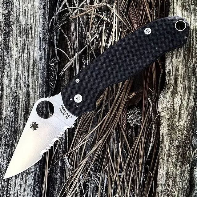 The Spyderco Para 3 C223GPS. It has a 3.5 inch partially serrated blade and a G-10 scales handle for better grip.

#spyderco #spydercoknives #para #3 #c223gps #serrated #plainedge #g10scales #para3