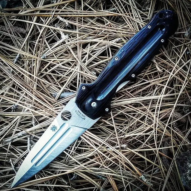 The Sypderco Euro Edge C215GP Knife. It is a dragger style knife that has a 3.5 inch blade that is made up of CPM S30V steel. 
#sypderco #sypdercoknives #euro #edge #c225gp #dragger #cpms30v #smooth #clean