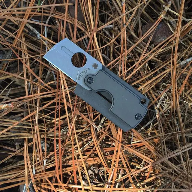 Spyderco Dog Tag Folder Generation 4 SC188ALP. Lightweight and ready to hang around your neck- only 1 ounce yet this 1.15 inch blade is ready to go!
#dogtags #spydercoknives #neckknives #folder knives #SC188ALP