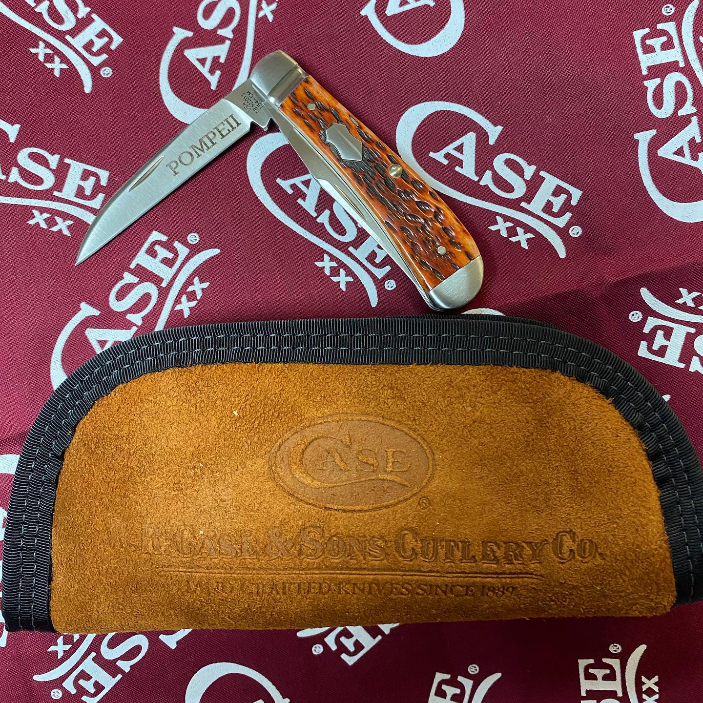 Case Wharncliffe Trapper Jig antique CA7029 was just engraved, comes with a leather sheath. Case bandana CA50081 burgandy and white color. Made in the USA.
#caseknives #casebandana #madeintheusa #engravedknives