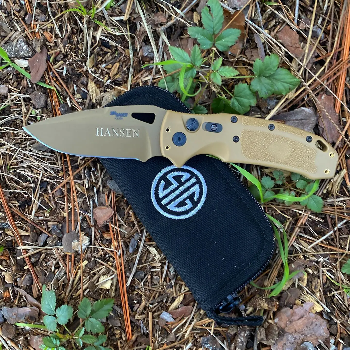 Hogue knives has made the SIG SAUER exclusive SIG36331 K320A automatic folder knife. It has a 3.5 inch drop point blade with CPM S30V steel and a coyote polymer coating. Ready for rapid deployment with one push of a button.