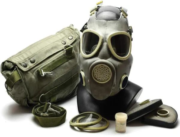 Miscellaneous Polish MP4 Gas Mask With 5 Fil knives M4607