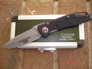 United Cutlery Uzi Liner Lck Blk-plain knives ZF0011BKNB
